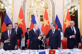 Chủ tịch nước Tô Lâm và Tổng thống Vladimir Putin cùng nâng ly chúc mừng. (Ảnh: Nhan Sáng/TTXVN)