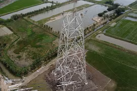 Lắp dựng cột trên địa bàn huyện Nga Sơn, Thanh Hóa tuyến đường dây 500kV Nhà máy nhiệt điện Nam Định 1-Thanh Hóa, tuyến đường dây đi qua địa bàn 3 tỉnh: Nam Định, Ninh Bình, Thanh Hóa. (Ảnh: Huy Hùng/TTXVN)