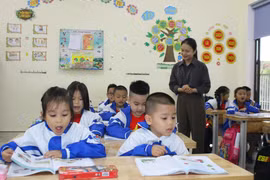 Giáo viên, phụ huynh và học sinh thành phố Hà Tĩnh. (Ảnh: Hoàng Ngà/TTXVN)