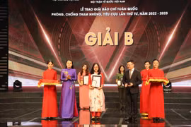 Phóng viên Báo Điện tử VietnamPlus nhận giải B Giải Báo chí Đấu tranh Phòng, Chống Tham nhũng, Tiêu cực lần thứ Tư. (Ảnh: Minh Anh/Vietnam+)