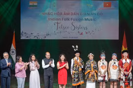 Đại sứ Sandeep Arya (thứ tư từ trái sang) tham dự buổi biểu diễn của nhóm nhạc Ấn Độ Tetseo Sisters tại Hà Nội. (Ảnh: PV/Vietnam+)