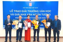 Các tác giả nhận giải thưởng của Hội Nhà văn Việt Nam. (Ảnh: Thanh Tùng/TTXVN)