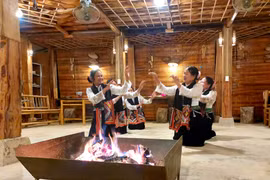 Những người phụ nữ Thái ở Sơn La biểu diễn điệu múa cổ truyền, chào đón du khách đến thăm bản làng. (Ảnh: Minh Thu/Vietnam+)