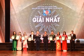 Thủ tướng Chính phủ Phạm Minh Chính và Trưởng Ban Tuyên giáo Trung ương Nguyễn Trọng Nghĩa trao giải cho các tác giả đạt Giải Nhất. (Ảnh: Minh Anh/Vietnam+)
