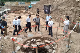 Các nhà khoa học khảo sát khu vực khai quật tại khu trung tâm Hoàng thành Thăng Long. (Ảnh: Minh Thu/Vietnam+)