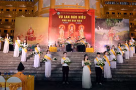[Video] Lung linh đêm hoa đăng mùa Vu Lan hiếu hạnh