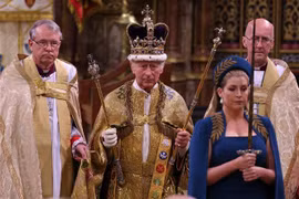 Vua Charles III được trao Vương miện Thánh Edward cùng các bảo vật của Hoàng gia trong Lễ Đăng quang tại Tu viện Westminster ở London, Anh ngày 6/5/2023. (Ảnh: AFP/TTXVN) 