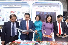 Tổng giám đốc TTXVN Vũ Việt Trang giới thiệu các ấn phẩm của TTXVN với Trưởng Ban Tuyên giáo Trung ương Nguyễn Trọng Nghĩa, Phó Chủ tịch nước Võ Thị Ánh Xuân cùng các đại biểu tham quan gian trưng bày các ấn phẩm của TTXVN. (Ảnh: Phạm Kiên/TTXVN)
