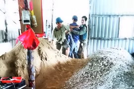 Khởi tố 5 bảo vệ rừng hủy hoại tài sản của người tố cáo "cát tặc"