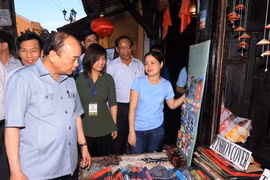 Thủ tướng Nguyễn Xuân Phúc thăm các gian hàng tại khu du lịch phố cổ Hội An. (Ảnh: Thống Nhất/TTXVN)