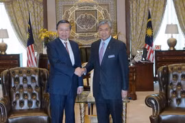 Bộ trưởng Tô Lâm và Phó Thủ tướng kiêm Bộ trưởng Nội vụ Malaysia Ahmad Zahid Hamidi. (Ảnh: Hoàng Nhương/Vietnam+)