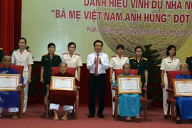 Các mẹ được phong tặng danh hiệu Bà mẹ Việt Nam Anh hùng. (Ảnh: Lê Sen/TTXVN)
