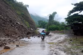Một điểm sạt lở nghiêm trọng gần đầu cầu Tạ Khoa, huyện Bắc Yên, tỉnh Sơn La. (Ảnh: Viết Tôn/TTXVN)