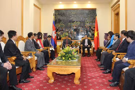 Bộ trưởng Trần Đại Quang; Thống tướng Em Sam An, Quốc vụ khanh Bộ Nội vụ Vương quốc Campuchia cùng các đại biểu tại buổi tiếp. (Nguồn: Bộ Công an)