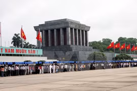 Vào Lăng viếng Bác. (Ảnh: Nguyễn Dân/TTXVN)