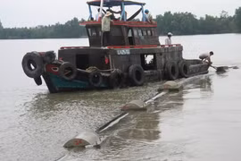 Thi công công trình lắp đặt đường ống ngầm vượt sông Tiền đưa nước sinh hoạt về huyện cù lao Tân Phú Đông. (Nguồn: TTXVN)