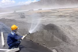 Tưới nước bãi xỉ, hạn chế tối đa tình trạng bụi xỉ than bay vào khu vực dân cư. (Ảnh: Nguyễn Thanh/TTXVN)