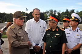 Thượng tướng Nguyễn Chí Vịnh trao đổi với Thượng tướng Álvaro López Miera, Ủy viên Bộ Chính trị, Thứ trưởng thứ nhất, Tổng tham mưu trưởng Cuba. (Ảnh: Lê Hà/TTXVN)