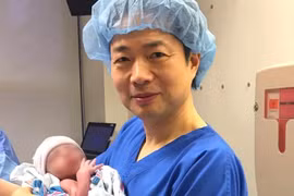 Bác sỹ John Zhang và em bé. (Nguồn: Telegraph)