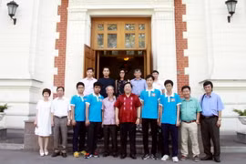 Đại sứ Nguyễn Thanh Sơn chụp ảnh với đoàn học sinh. (Ảnh: Dương Trí-Quang Vinh/Vietnam+)