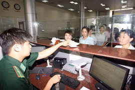Bộ đội Biên phòng làm thủ tục nhập cảnh cho du khách Trung Quốc. (Ảnh: Trọng Đức/TTXVN)