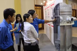 Thanh niên Ninh Thuận tham quan gian trưng bày về phát triển điện hạt nhân. (Ảnh: Đức Ánh/TTXVN)