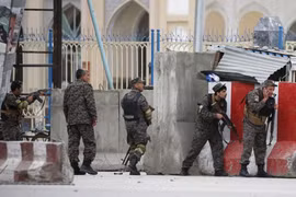 Lực lượng an ninh Afghanistan phong tỏa hiện trường vụ đánh bom ở Kabul ngày 19/4. (Nguồn: Reuters/TTXVN)