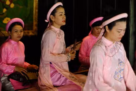 Biểu diễn ca Huế. (Ảnh: Minh Đức/TTXVN)