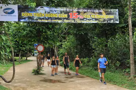 Du khách tham quan động Thiên Đường. (Ảnh: Minh Đức/ TTXVN)