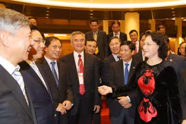 Chủ tịch Quốc hội Nguyễn Thị Kim Ngân với các đại biểu. (Ảnh: Trọng Đức/TTXVN)