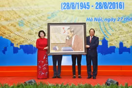 Bộ trưởng Bộ Thông tin và Truyền thông Trương Minh Tuấn tặng bức ảnh Bác Hồ cho Chủ tịch Quốc hội Nguyễn Thị Kim Ngân. (Ảnh: Minh Quyết/TTXVN) 