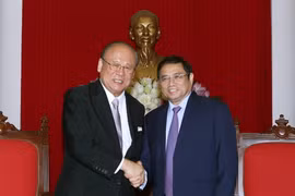 Ông Phạm Minh Chính, Ủy viên Bộ Chính trị, Trưởng Ban Tổ chức Trung ương tiếp Cố vấn Đặc biệt Liên minh Nghị sỹ Hữu nghị Nhật-Việt, ông Takebe Tsutomu. (Ảnh: Nguyễn Dân/TTXVN)