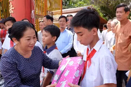 Tặng quà cho học sinh nghèo. (Ảnh minh họa. Nguồn: TTXVN)