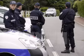 Cảnh sát Pháp triển khai trên các đường phố ở Magnanville. (Nguồn: AFP/TTXVN)