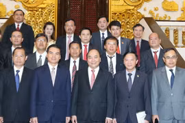 Thủ tướng Nguyễn Xuân Phúc tiếp ông Phet Phomphiphak, Bộ trưởng Văn phòng Thủ tướng Lào. (Ảnh: Thống Nhất/TTXVN)
