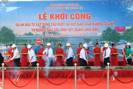 Các đại biểu thực hiện nghi thức động thổ công trình. (Ảnh: Huy Hùng/TTXVN) 