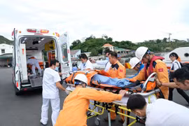 Đội ngũ y tế nhanh chóng đưa bệnh nhân Makino Tsuneji đến bệnh viện tiếp tục điều trị ngay sau khi tàu cứu nạn cập cảng Nha Trang. (Ảnh: Nguyễn Dũng/TTXVN)