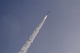 Tên lửa được phóng từ hệ thống Vòm Sắt ở thành phố Ashkelon, Israel để đánh chặn rocket từ Dải Gaza ngày 13/11. (Ảnh: AFP/TTXVN)