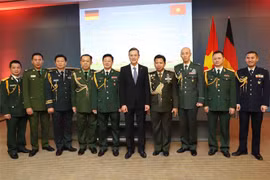 Đại sứ Nguyễn Minh Vũ (thứ 6 từ trái sang) và Đại tá Nguyễn Tuấn Minh, Tùy viên Quốc phòng Việt Nam tại CHLB Đức (thứ 5 từ trái sang) chụp ảnh cùng đại diện phòng tùy viên các nước. (Ảnh: Thanh Bình/TTXVN)