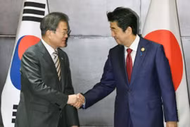 Thủ tướng Nhật Bản Shinzo Abe (phải) và Tổng thống Hàn Quốc Moon Jae-in bên lề hội nghị thượng đỉnh ba bên tại thành phố Thành Đô, Trung Quốc. (Nguồn: Reuters)
