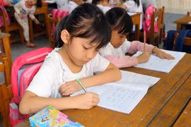 Giờ học của học sinh lớp 1A trường Tiểu học Thi Sơn, huyện Kim Bảng, tỉnh Hà Nam. (Ảnh: Đại Nghĩa/TTXVN)