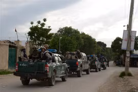 Lực lượng an ninh Afghanistan được triển khai tới hiện trường vụ tấn công nhằm vào một căn cứ quân sự ở tỉnh Balkh. (Ảnh: AFP/TTXVN)