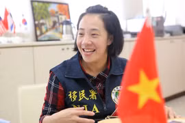 Chị Hoàng Oanh là người phụ nữ Việt Nam duy nhất hiện làm cho Sở Di dân Đài Loan (Ảnh: Minh Sơn/Vietnam+) 
