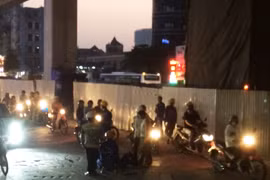 Nam công nhân nằm giữa lòng đường Trần Phú với nhiều vết máu (Ảnh: Cắt từ Clip người dân cung cấp)
