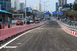 Hạng mục cầu vượt thép Mai Dịch đã được hoàn thành và dự kiến thông xe vào ngày 6/5 tới. (Ảnh: PV/Vietnam+)