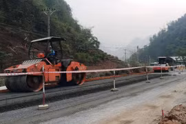 Nhà thầu thi công dự án cải tạo nâng cấp một tuyến đường quốc lộ. (Ảnh: PV/Vietnam+)