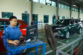 Nhân viên đăng kiểm thực hiện quy trình kiểm định xe cơ giới. (Ảnh: Hoài Nam/Vietnam+)