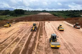 Nhà thầu thi công nền đường Dự án cao tốc Hậu Giang-Cà Mau. (Ảnh: Việt Hùng/Vietnam+)