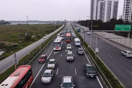 Phương tiện nối đuôi nhau xếp hàng dài trở về Thủ đô trong ngày cuối kỳ nghỉ Tết Nguyên đán Giáp Thìn 2024. (Ảnh: Hoài Nam/Vietnam+)