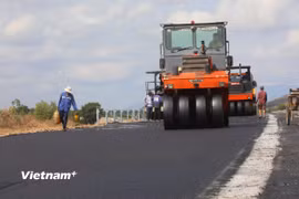 Nhà thầu thi công thảm nhựa nền đường tại một dự án thành phần cao tốc. (Ảnh: Việt Hùng/Vietnam+)